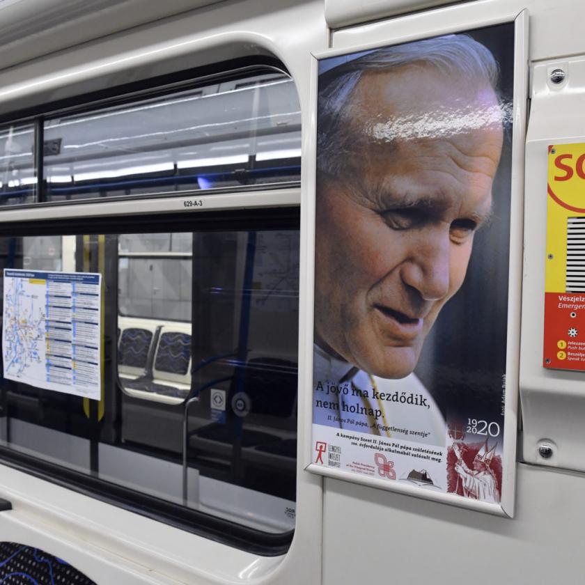 II. János Pál képe a budapesti metróban